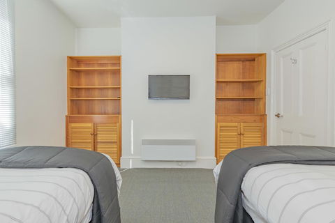 4 Bedroom House - Hobart CBD - Free Parking - Free WIFI - Accommodation Whitsundays 15