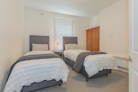 4 Bedroom House - Hobart CBD - Free Parking - Free WIFI - Accommodation Whitsundays 3