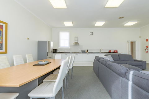 4 Bedroom House - Hobart CBD - Free Parking - Free WIFI - Accommodation Whitsundays 16