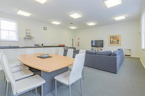 4 Bedroom House - Hobart CBD - Free Parking - Free WIFI - Accommodation Whitsundays 0