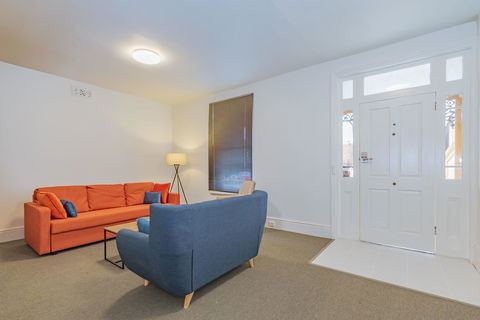 4 Bedroom House - Hobart CBD - Free Parking - Free WIFI - Accommodation Whitsundays 10