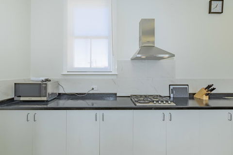 4 Bedroom House - Hobart CBD - Free Parking - Free WIFI - Accommodation Whitsundays 8