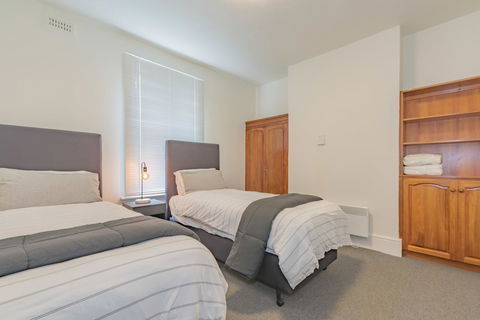 4 Bedroom House - Hobart CBD - Free Parking - Free WIFI - Accommodation Whitsundays 1