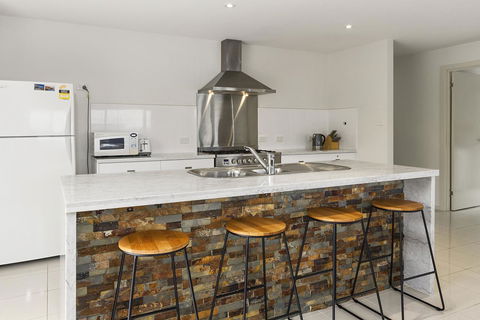 170 Hazards View Drive - Unit 2 - Accommodation Whitsundays 4
