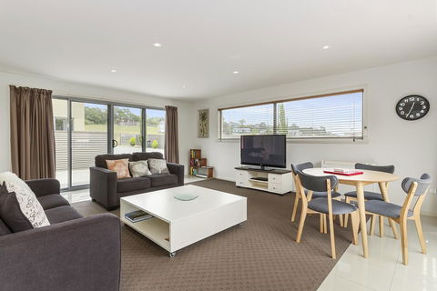 170 Hazards View Drive - Unit 2 - Accommodation Whitsundays 5