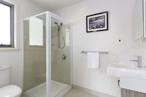 170 Hazards View Drive - Unit 2 - Accommodation Whitsundays 9