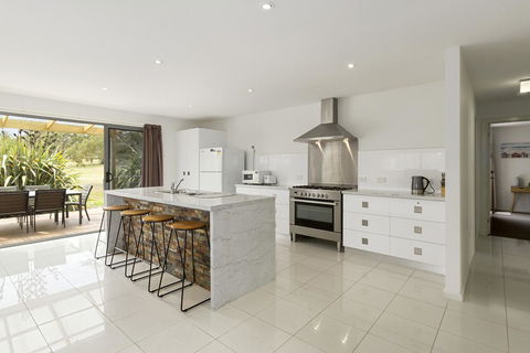 170 Hazards View Drive - Unit 2 - Accommodation Whitsundays 2