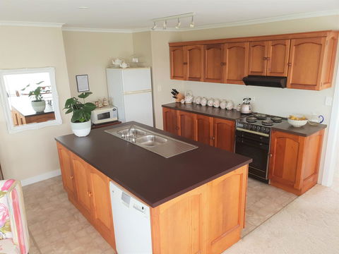 Garden By The Beach - Gateway To The East Coast, Close To Airport - Accommodation Whitsundays 1