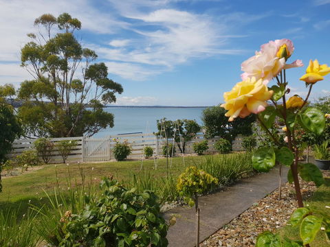 Garden By The Beach - Gateway To The East Coast, Close To Airport - Accommodation Whitsundays 23