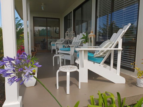 Garden By The Beach - Gateway To The East Coast, Close To Airport - Accommodation Whitsundays 4