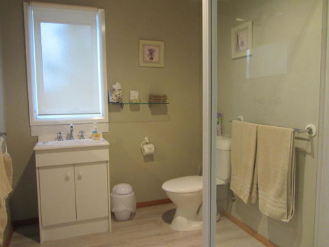 Elm Trees Accommodation @ Ross - Accommodation Whitsundays 10