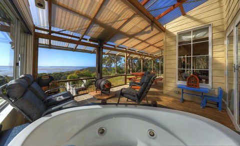 Island View Spa Cottage - Accommodation Whitsundays 5