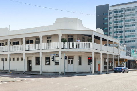 Newmarket Hotel - Accommodation Whitsundays 2