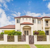 Nice home in the Regatta waters estate close to theme parks - Accommodation Whitsundays