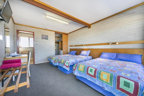 Nullarbor Roadhouse - Accommodation Whitsundays 1