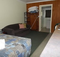 Oakridge Motel Tourist Park - Accommodation Whitsundays