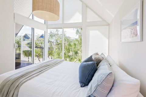 ON THE BEACH - Villa Over The Road From The Beach - Accommodation Whitsundays 0