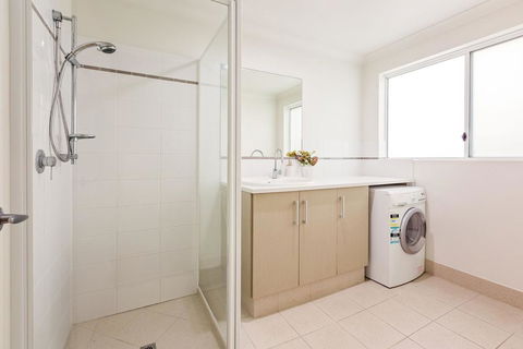 ON THE BEACH - Villa Over The Road From The Beach - Accommodation Whitsundays 3