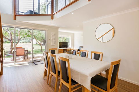 ON THE BEACH - Villa Over The Road From The Beach - Accommodation Whitsundays 1