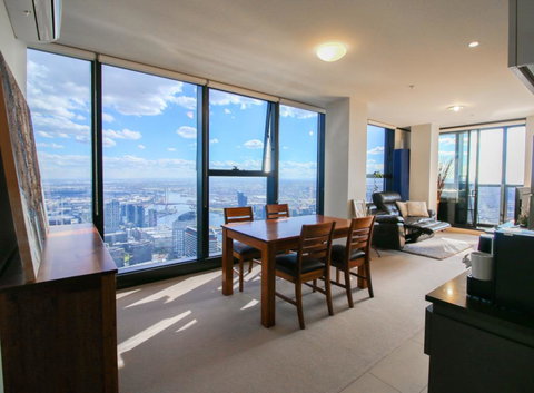 ON TOP OF THE WORLD - BEST VIEWS IN MELBOURNE !! - Accommodation Whitsundays 1