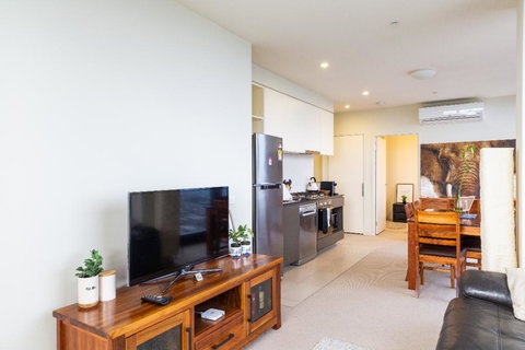 ON TOP OF THE WORLD - BEST VIEWS IN MELBOURNE !! - Accommodation Whitsundays 3