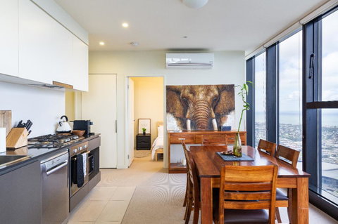 ON TOP OF THE WORLD - BEST VIEWS IN MELBOURNE !! - Accommodation Whitsundays 0