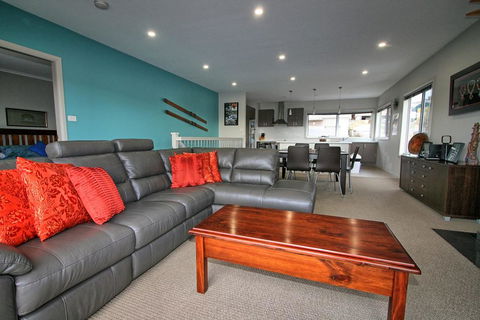 Opus 1/10 Poly Cow Lane - Accommodation Whitsundays 1