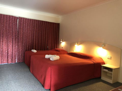 Outback Quarters- Motel Hay - Accommodation Whitsundays 0