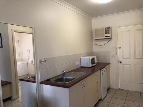 Outback Quarters- Motel Hay - Accommodation Whitsundays 3