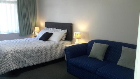 Paramount Motel - Accommodation Whitsundays 0