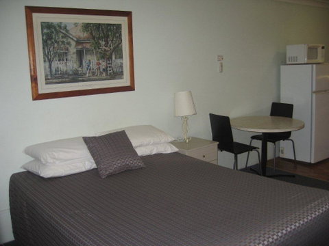 Paramount Motel - Accommodation Whitsundays 2