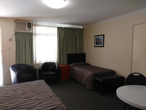 Paramount Motel - Accommodation Whitsundays 1