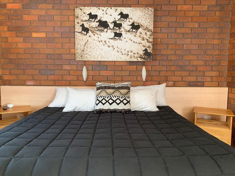 Peter Allen Motor Inn - Accommodation Whitsundays 2