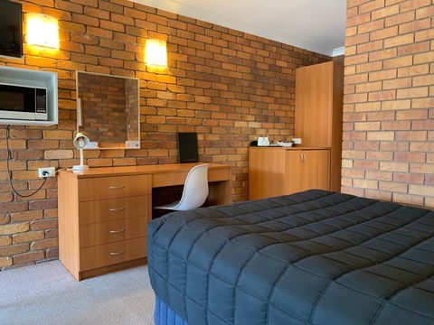 Peter Allen Motor Inn - Accommodation Whitsundays 0