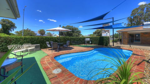 Pevensey Motor Lodge - Accommodation Whitsundays 0