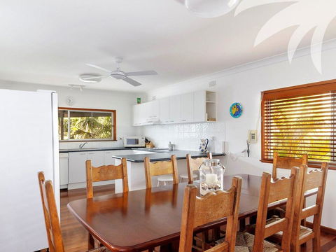 Picturesque Lizzie Palms 1 - Accommodation Whitsundays 0