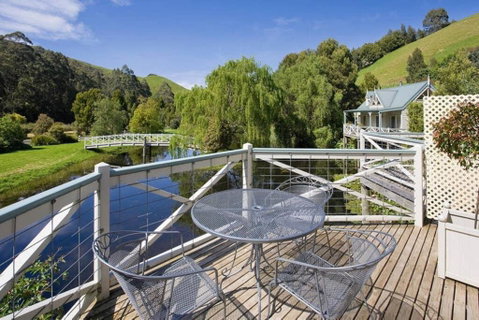 PLUM TREE STUDIO - Couples Lakeside Spa Retreat - Accommodation Whitsundays 1