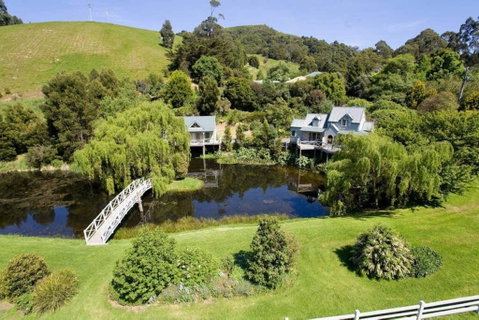 PLUM TREE STUDIO - Couples Lakeside Spa Retreat - Accommodation Whitsundays 3