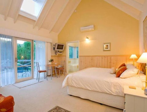 PLUM TREE STUDIO - Couples Lakeside Spa Retreat - Accommodation Whitsundays 0
