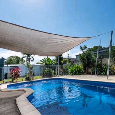 QUIRKY QUEENSLANDER 6 BEDROOM HOME - Accommodation Whitsundays 3