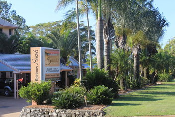 Rainbow Sands Resort with Accommodation Whitsundays