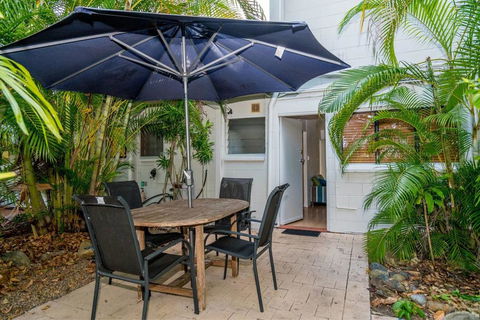 Rare! Modern Unit With Private Fenced Garden Close To The Beach PC3 - Accommodation Whitsundays 1