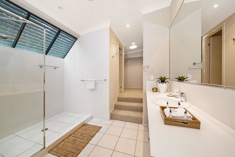 Ravensbourne Escape - Silverwood Lodge - Accommodation Whitsundays 2