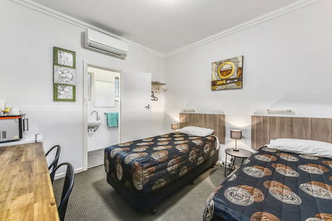 Rest Motels - Accommodation Whitsundays 3