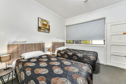 Rest Motels - Accommodation Whitsundays 0