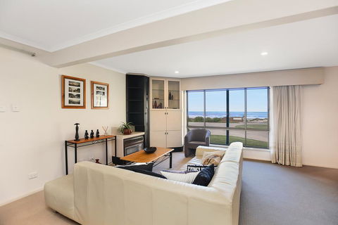 Right On The Beach @ Moana - Accommodation Whitsundays 0