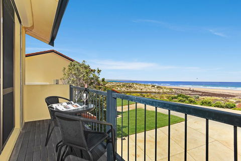 Right On The Beach @ Moana - Accommodation Whitsundays 2