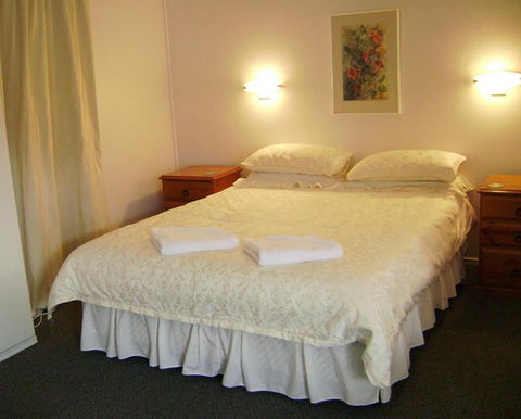 River Park Motor Inn - Accommodation Whitsundays 0