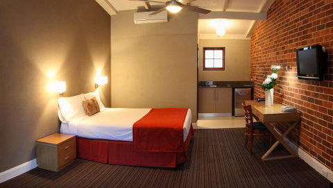 Rose & Crown Hotel - Accommodation Whitsundays 1