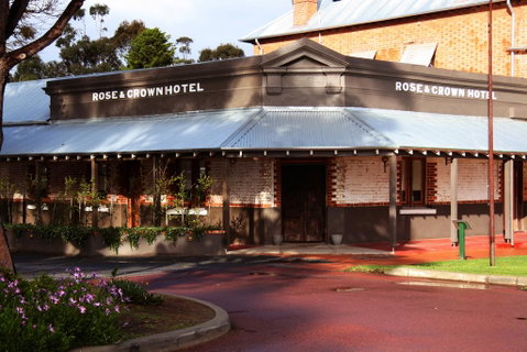 Rose & Crown Hotel - Accommodation Whitsundays 0